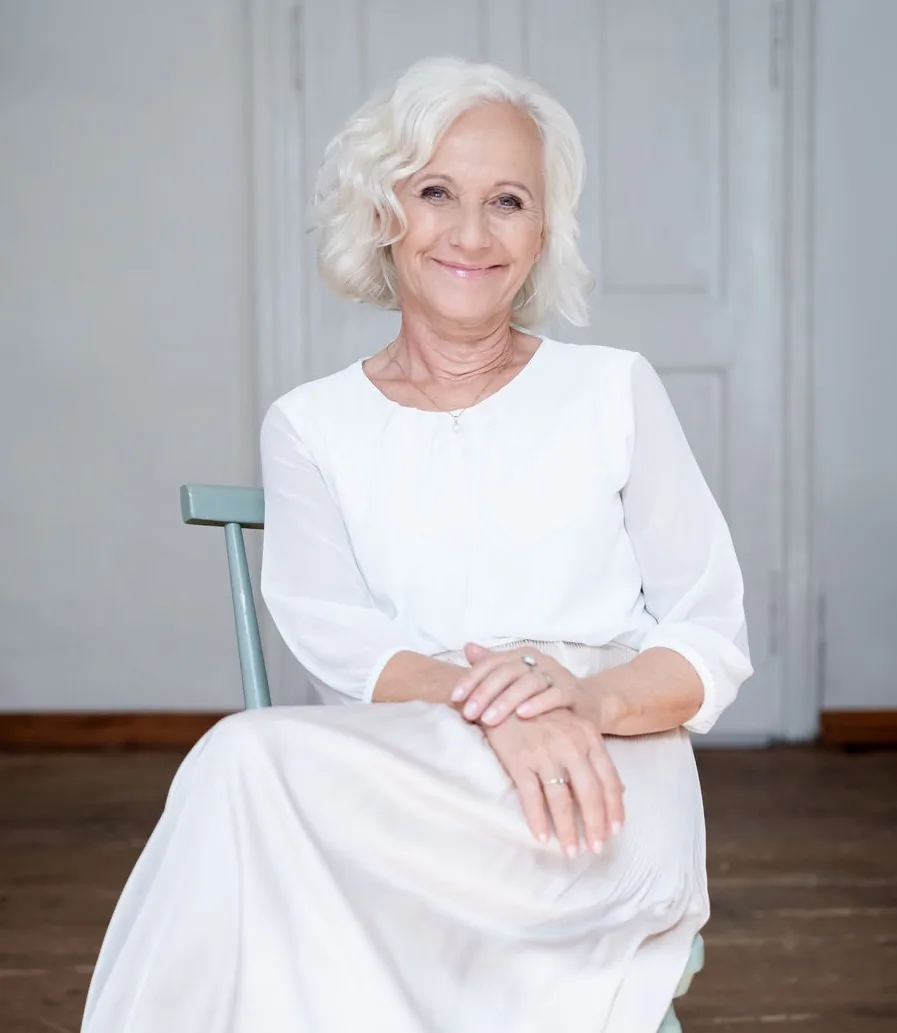 Marion Szeiler, sitzend, in Weiss.
