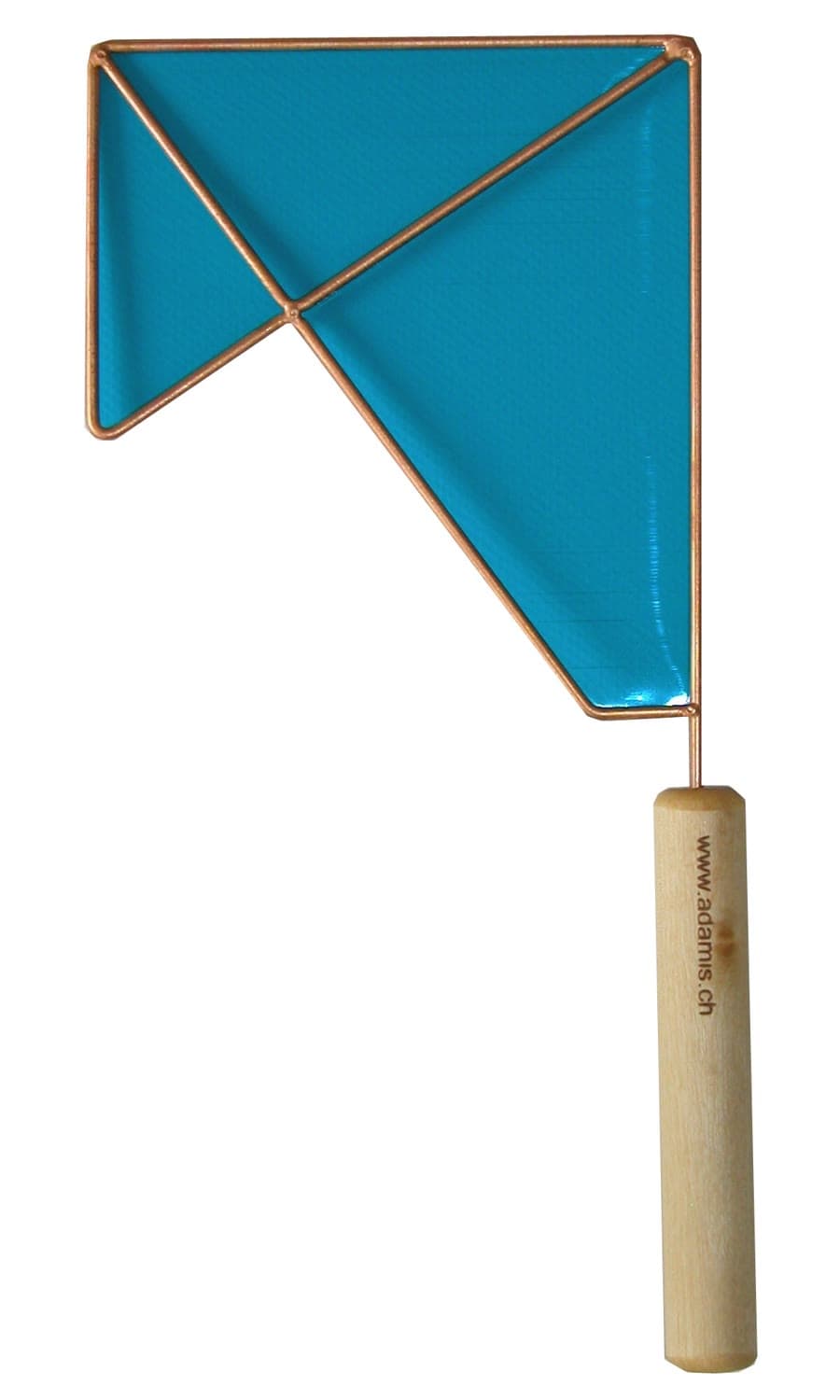 Ein Paddle: geometrischer Kupferrahmen mit türkiser Füllung an einem Holzgriff, auf dem „www.adamis.ch“ eingebrannt ist.