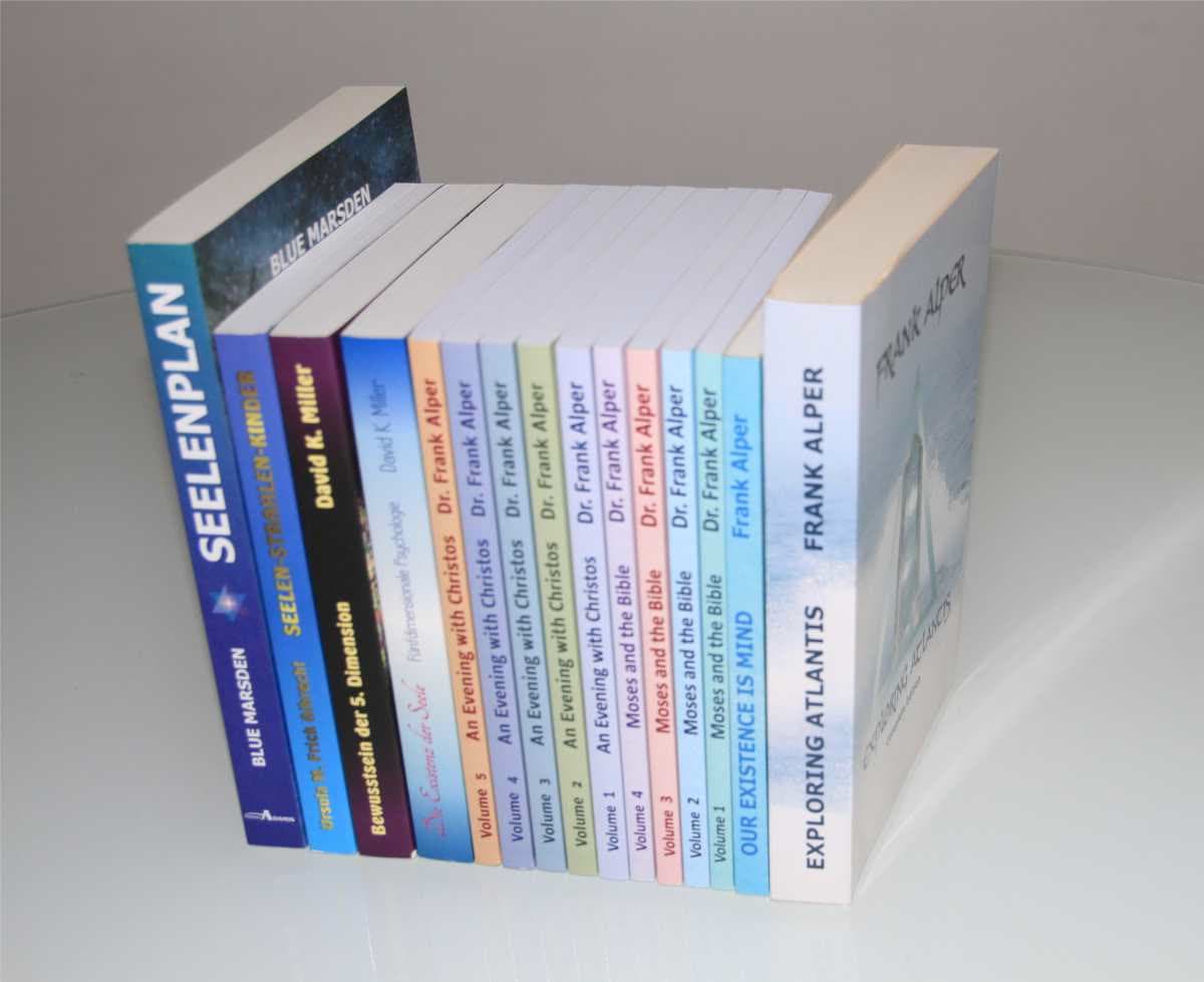 Die gedruckten Publikationen von Edition Adamis, aufgestellt mit den Buchrücken zum Betrachter.