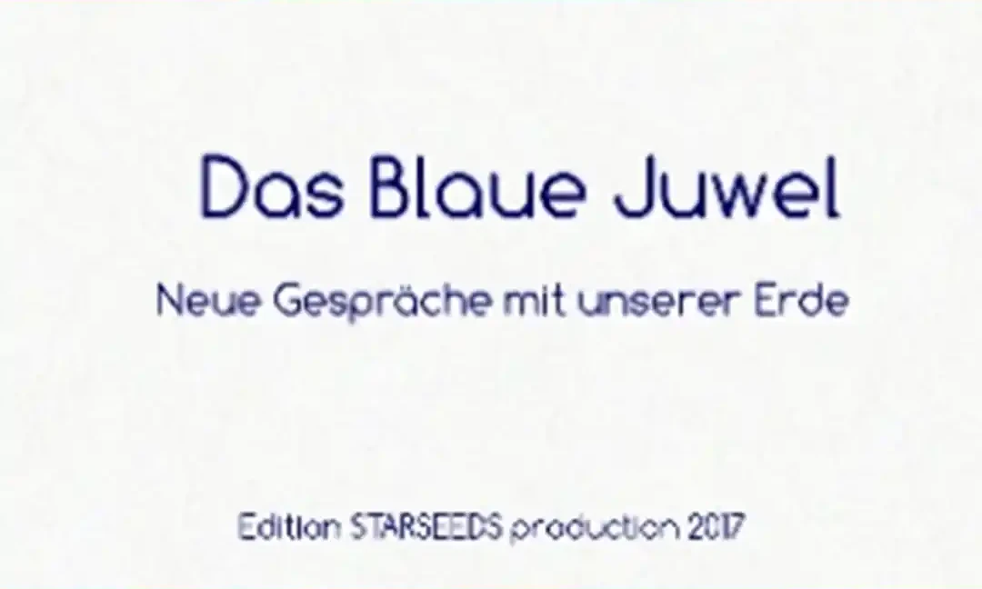 Buchcover „Das Blaue Juwel — Neue Gespräche mit unserer Erde“: ein weisses Buch im breiten Querformat, Titel in dunkelblauer Schrift.